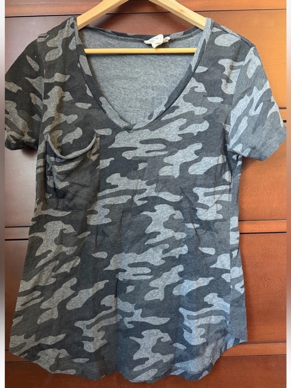 Women's white Crow V-Neck Camo Pocket Tee Buckle-Medium